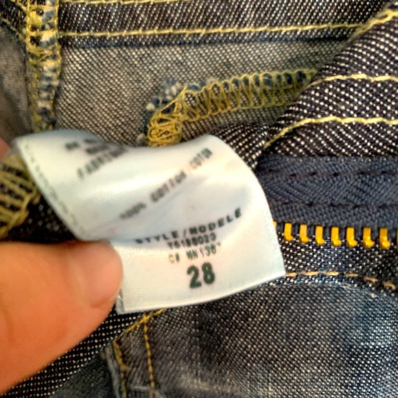 *Vintage Guess Cropped Jeans, Size 28, Cargo Pockets & Zippers - very cute on!! - Picture 5 of 7